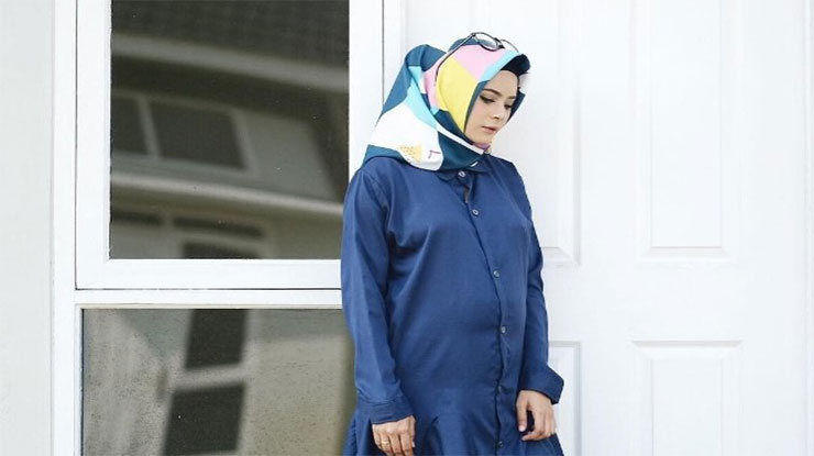 Baju Biru Tua Jilbab Bermotif