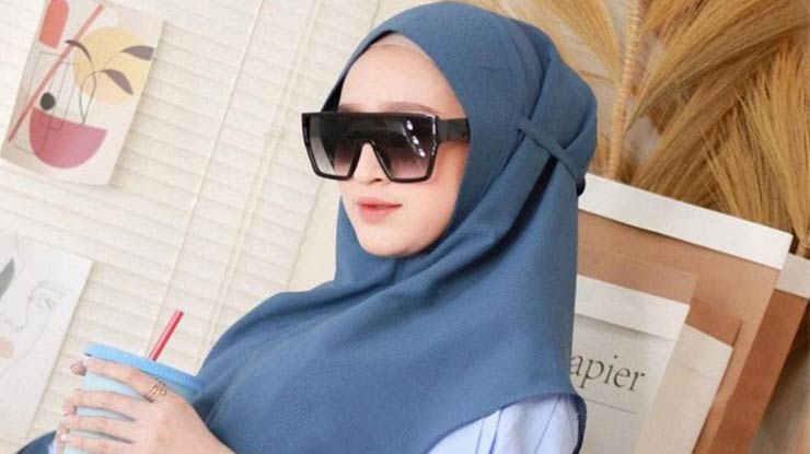 Jilbab Biru Prusia