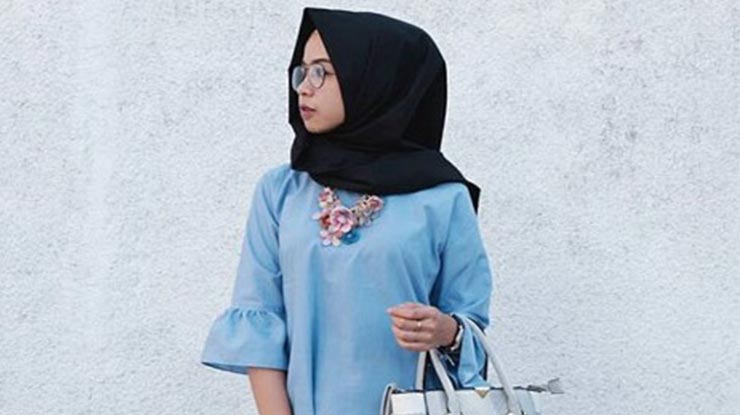 Baju Biru Langit Jilbab Hitam