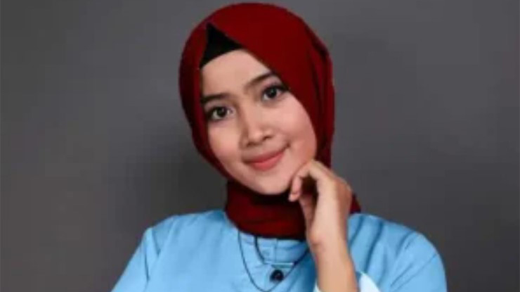Baju Biru Langit Jilbab Merah Maroon